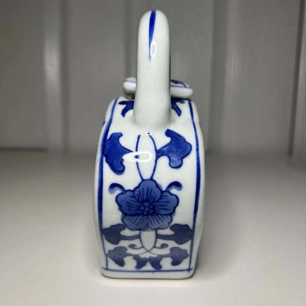 Vtg Chinoiserie Asian Oriental Blue and White Floral Ceramic Porcelain Teapot 6